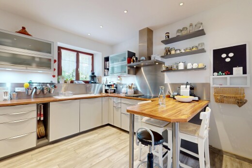 küche mit dunstabzugshaube, inside property, weiße schränke, natürliches licht, und natural light