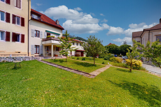 außenansicht mit day time, rasen, balkon, und schornstein