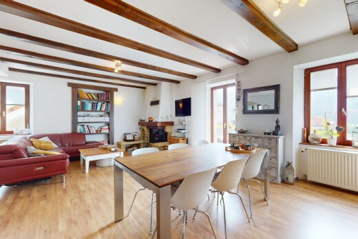 wohn- / esszimmer mit kühler, natürliches licht, natural light, balkendecke, und beamed ceiling