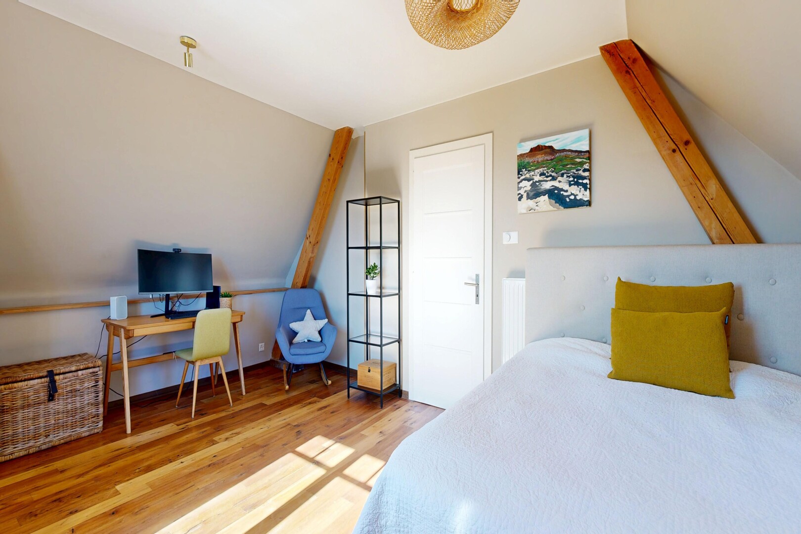 chambre avec pièce supplémentaire, télévision, sol en finition bois, wood finish floor, et inside property