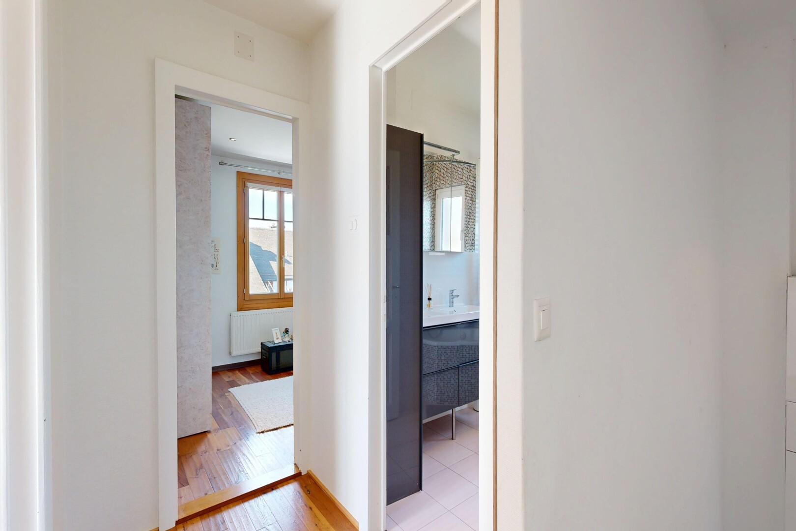couloir avec cloison sèche, drywall, lumière naturelle, natural light, et light floor