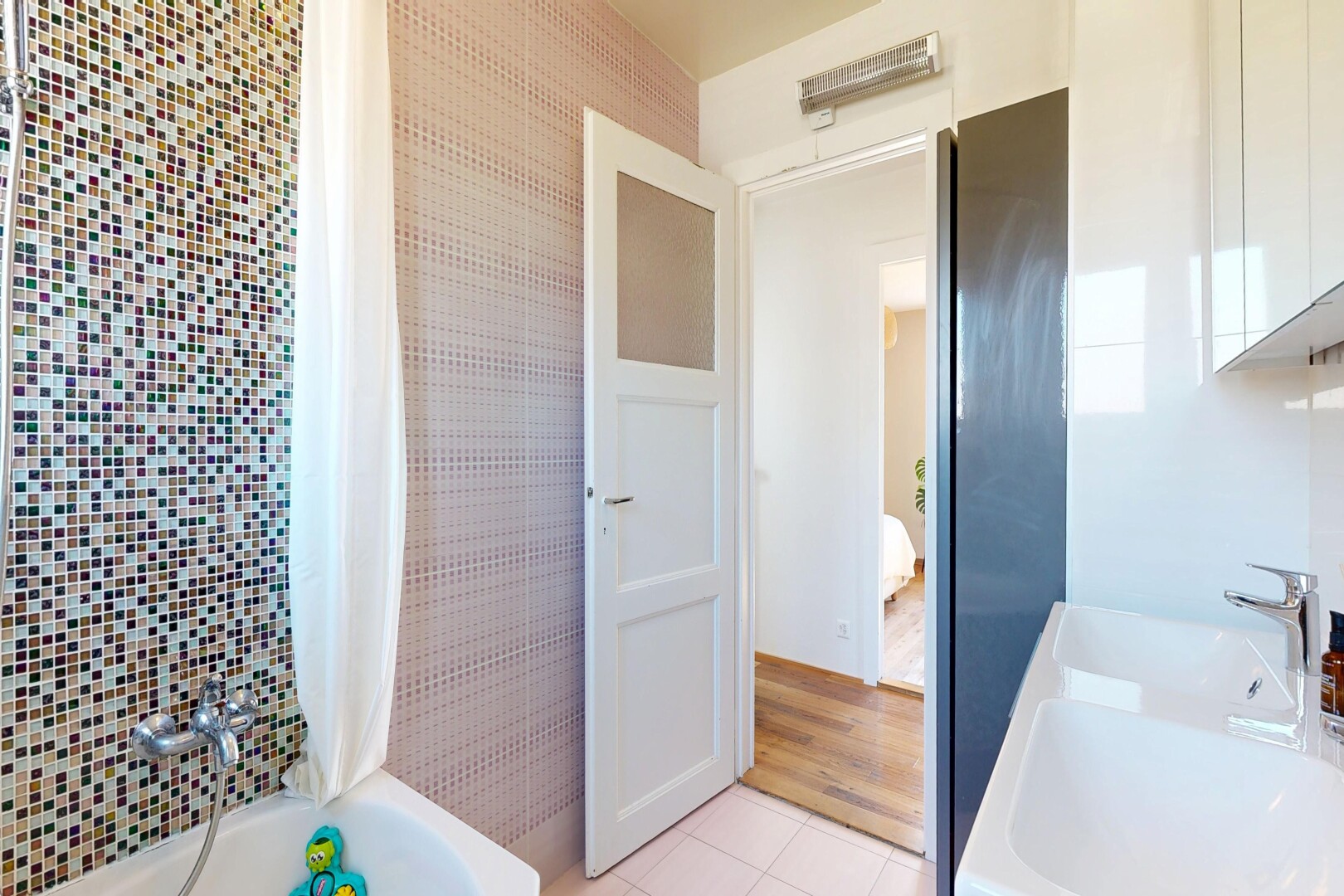 salle de bains avec salle de bain complète, évier, sol en carrelage, tile floor, et light floor