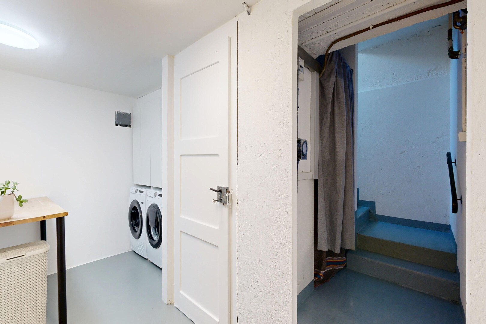 buanderie avec finished concrete floor, concrete floor, sol en béton, buanderie, et lave-linge et sèche-linge séparés