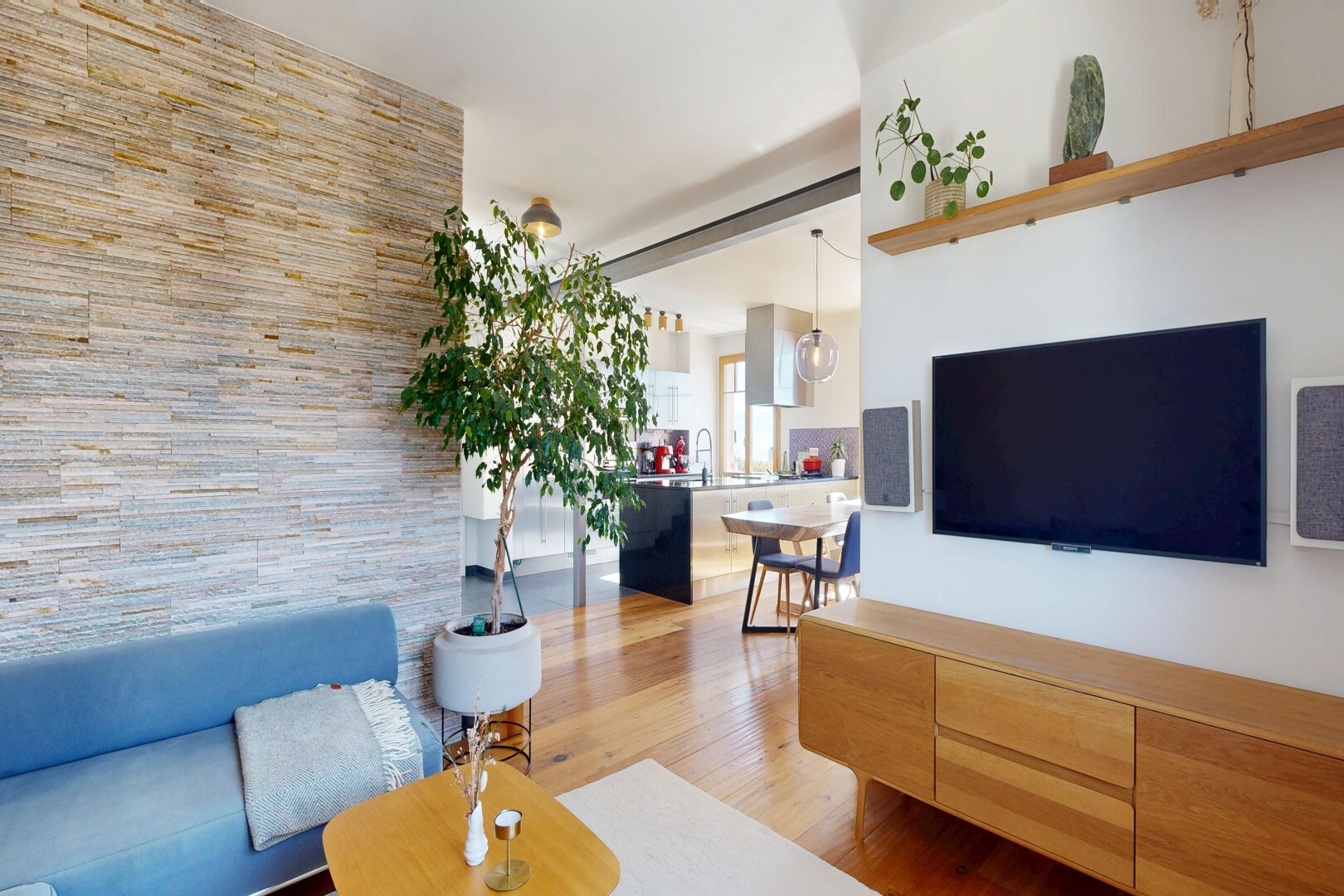 salon avec télévision, inside property, wood finish floor, sol en finition bois, et drywall