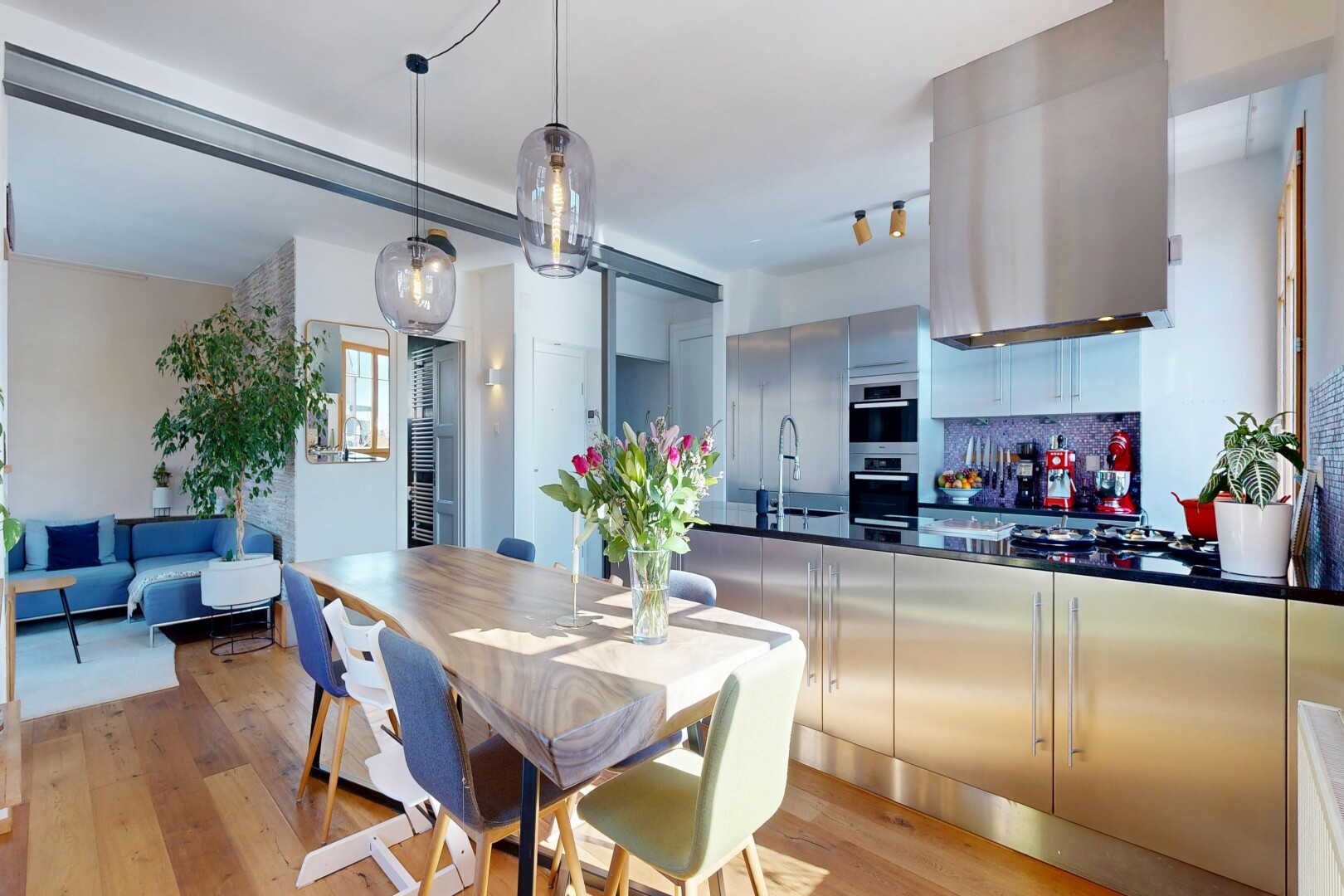 cuisine avec wood finish floor, sol en finition bois, dark countertops, inside property, et drywall