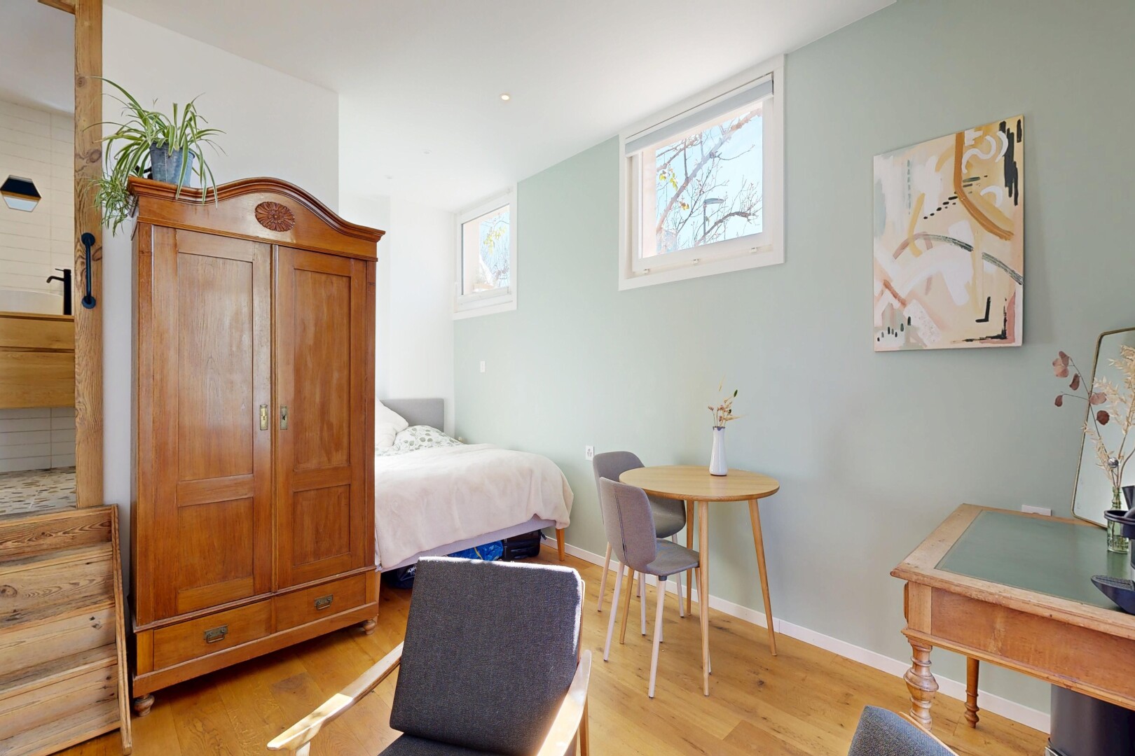 chambre avec cloison sèche, drywall, inside property, sol en finition bois, et wood finish floor