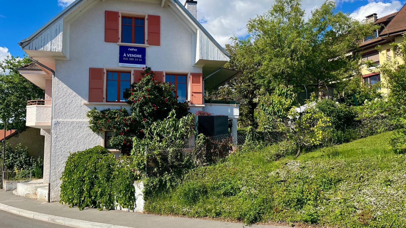 façade avec day time, bardage en stuc, et cheminée