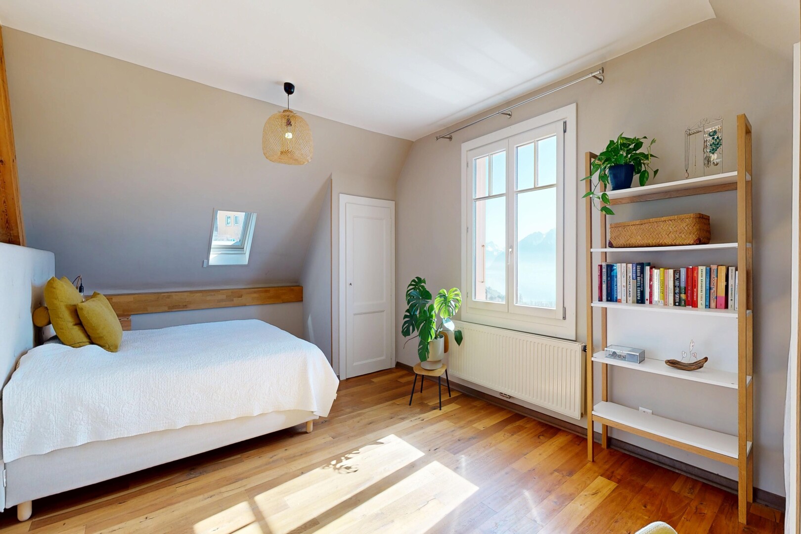 chambre avec vaulted ceiling, plafond voûté, wood finish floor, sol en finition bois, et low ceiling