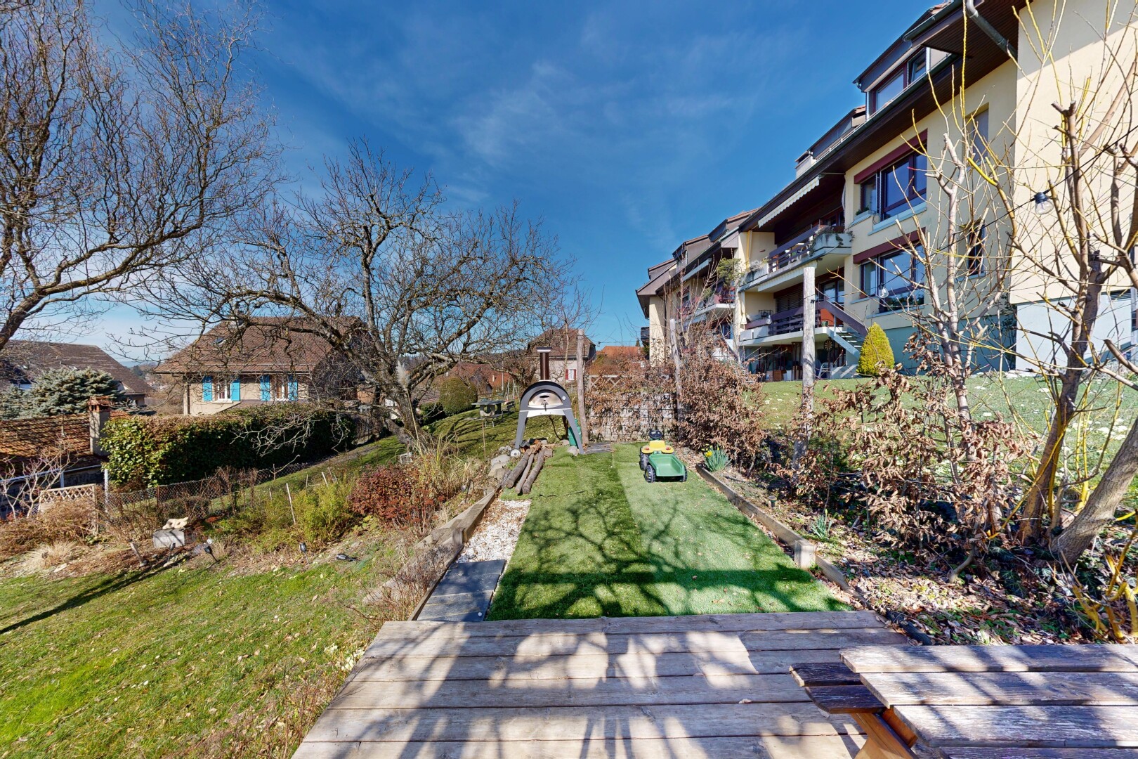 extérieur du bâtiment avec day time, apartment complex view, vue sur le complexe d'appartements, et from community