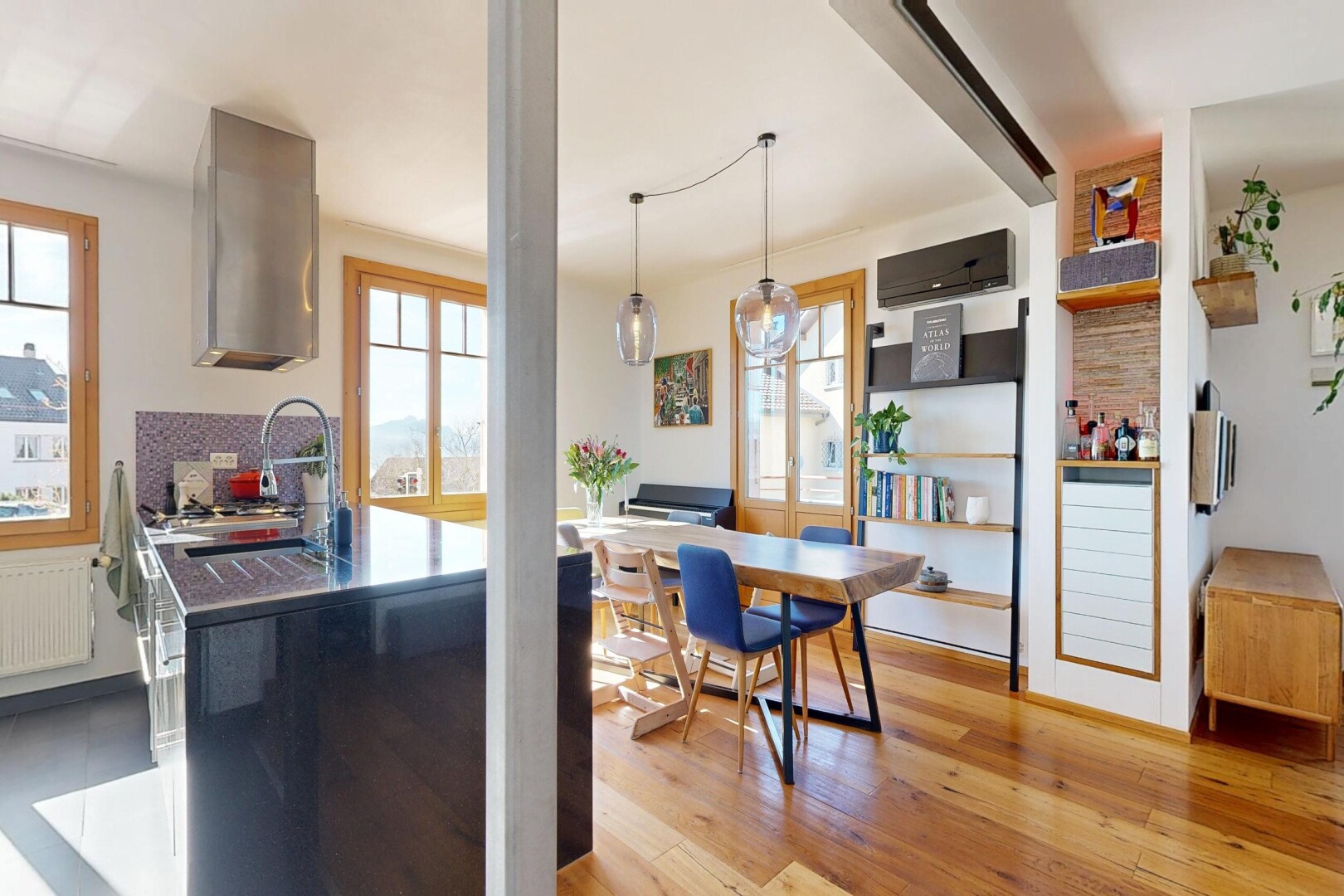 salle à manger avec inside property, radiateur, sol en finition bois, wood finish floor, et cloison sèche