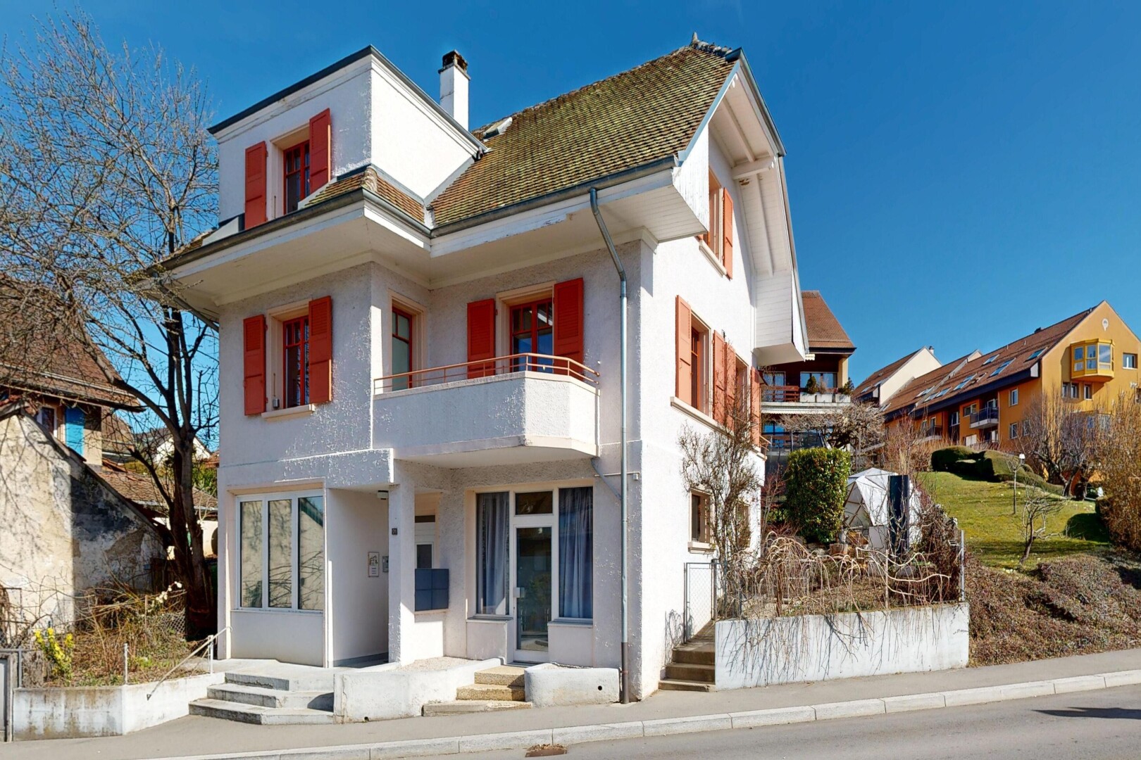 façade avec balcon, bardage en stuc, day time, cheminée, et property visible