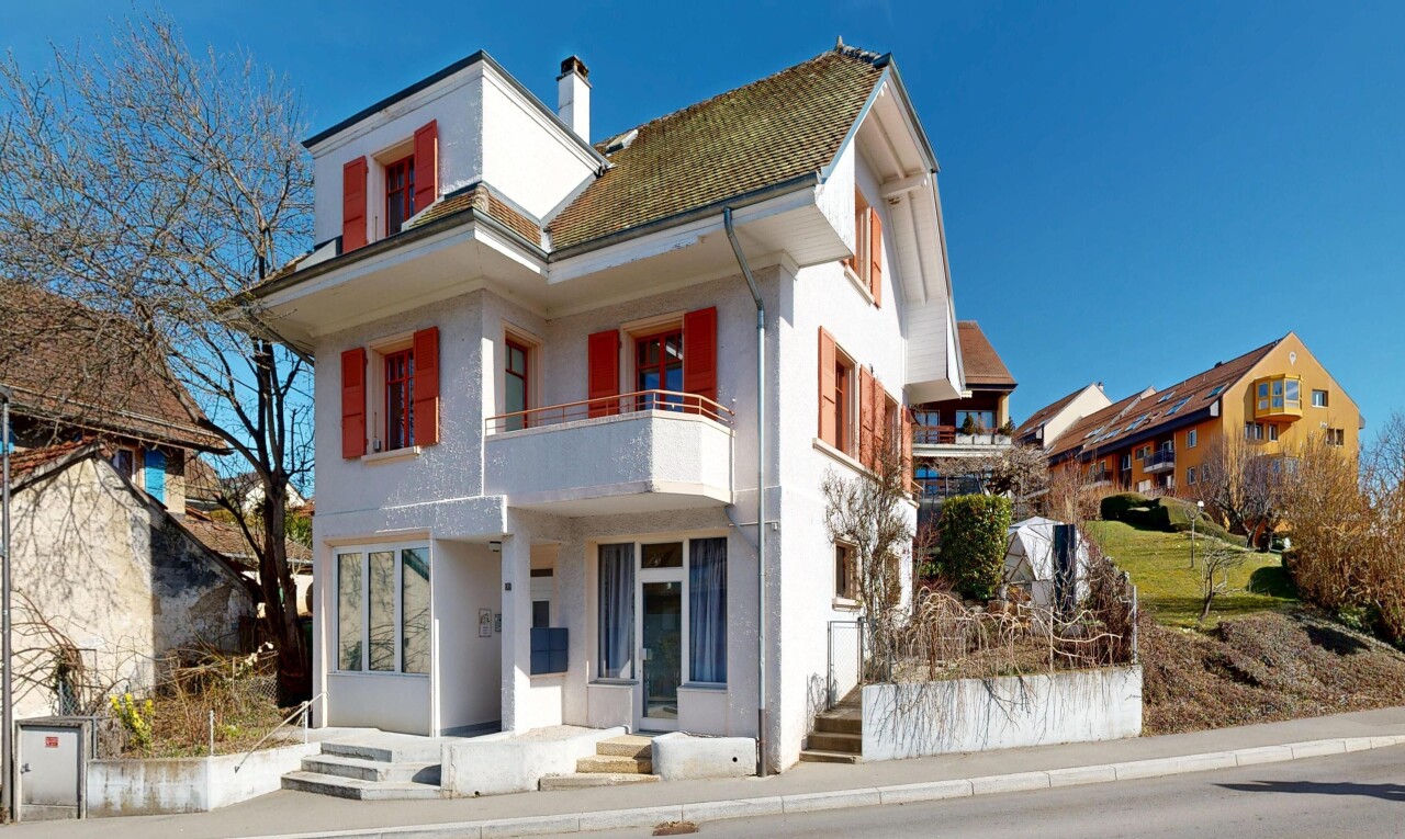 façade avec balcon, bardage en stuc, day time, cheminée, et property visible