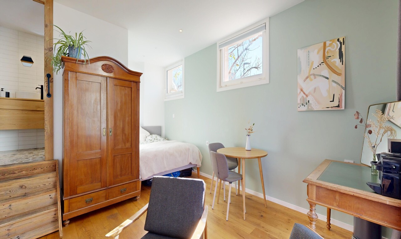 chambre avec cloison sèche, drywall, inside property, sol en finition bois, et wood finish floor