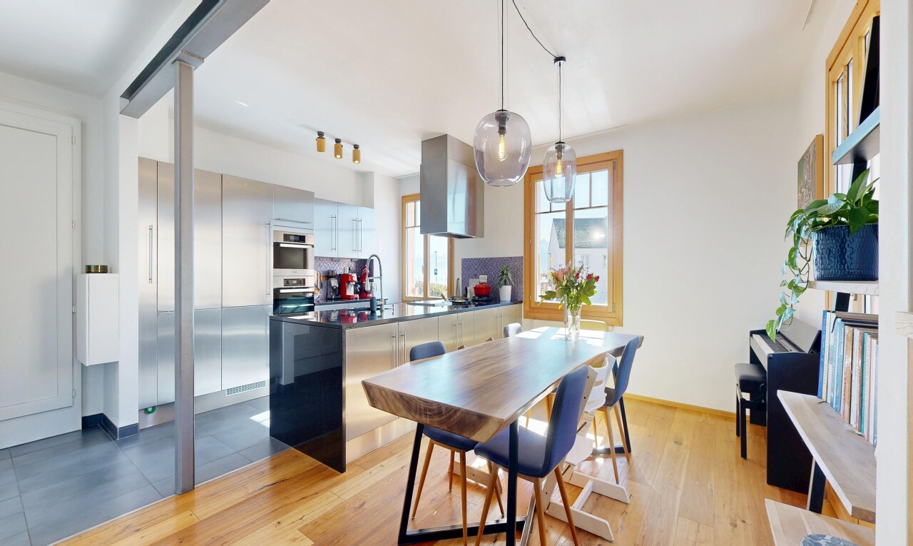 Renovated 5-room village house with garden in the heart of Belmont