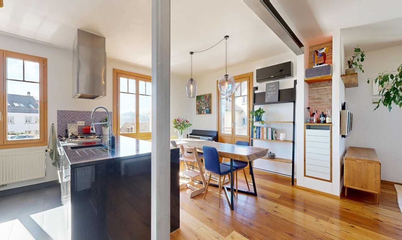 salle à manger avec inside property, radiateur, sol en finition bois, wood finish floor, et cloison sèche