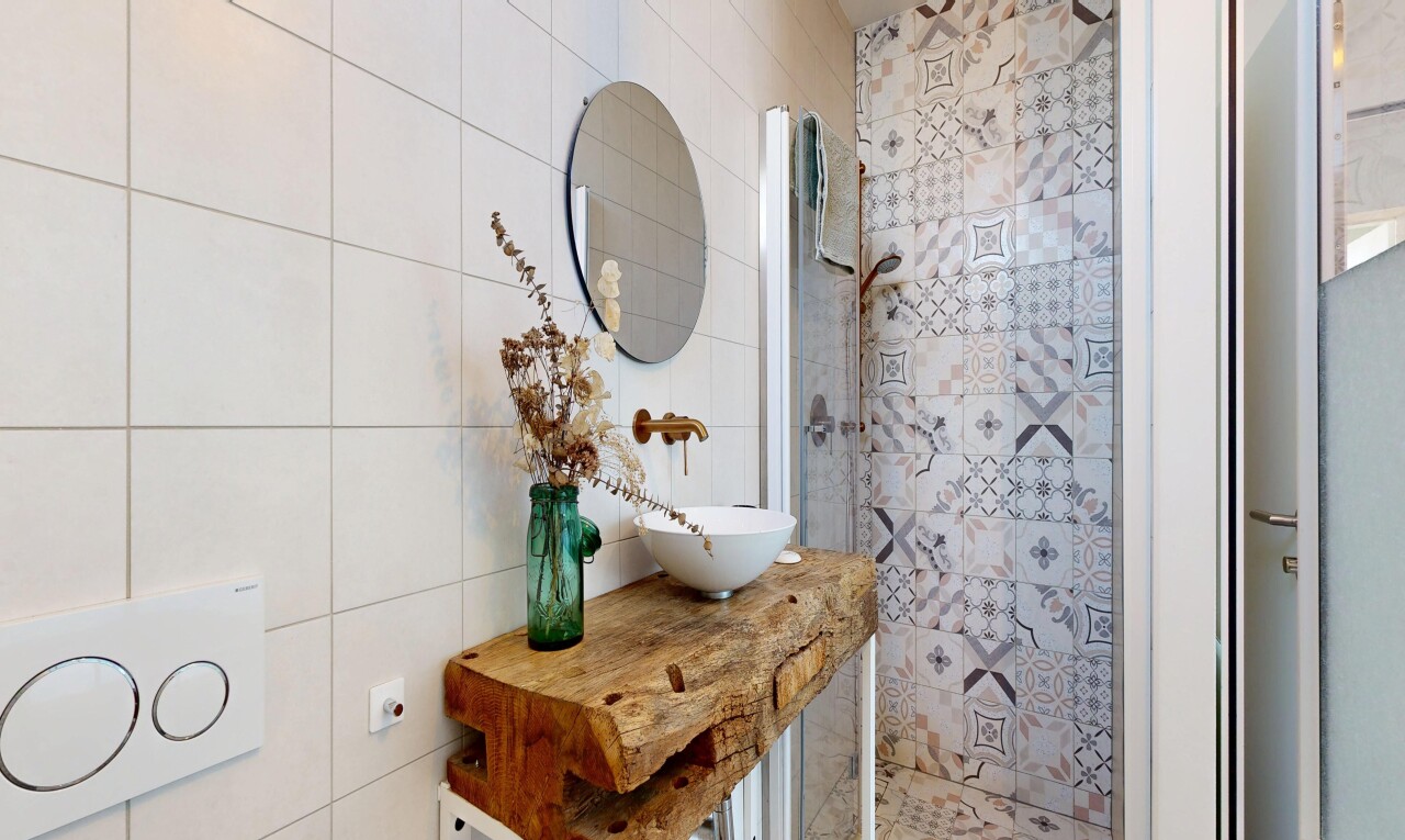 salle de bains avec tile wall, mur en carrelage, douche, salle de bain complète, et lavabo (ou coiffeuse selon le contexte)