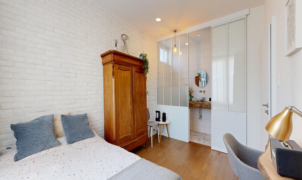 chambre avec sol en finition bois, wood finish floor, éclairage encastré, recessed lighting, et inside property
