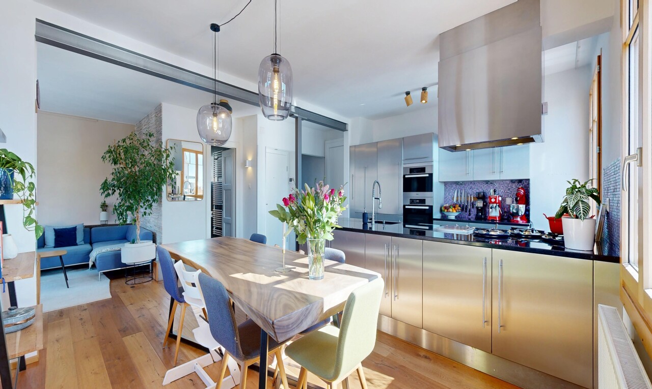 cuisine avec wood finish floor, sol en finition bois, dark countertops, inside property, et drywall