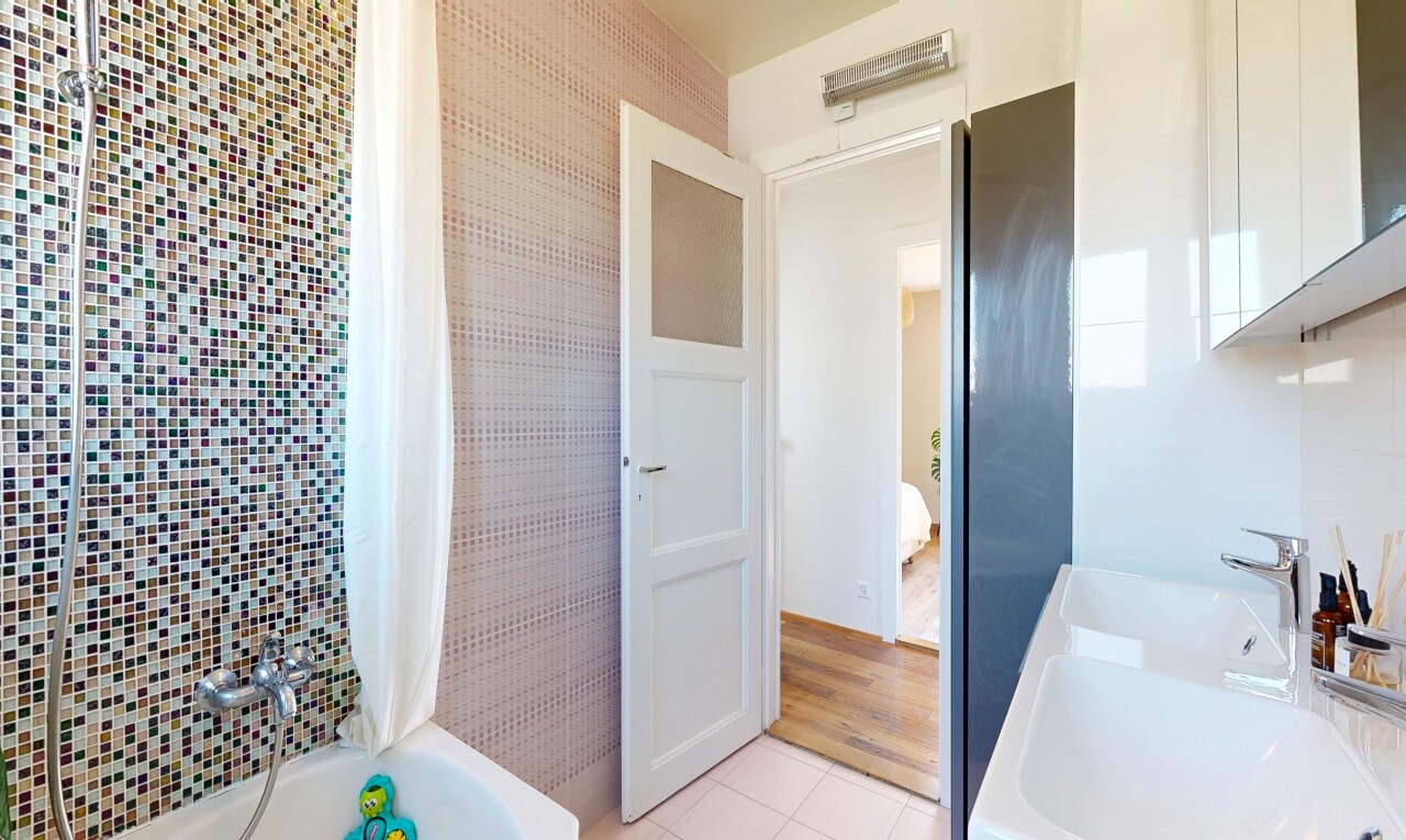 salle de bains avec salle de bain complète, évier, sol en carrelage, tile floor, et light floor