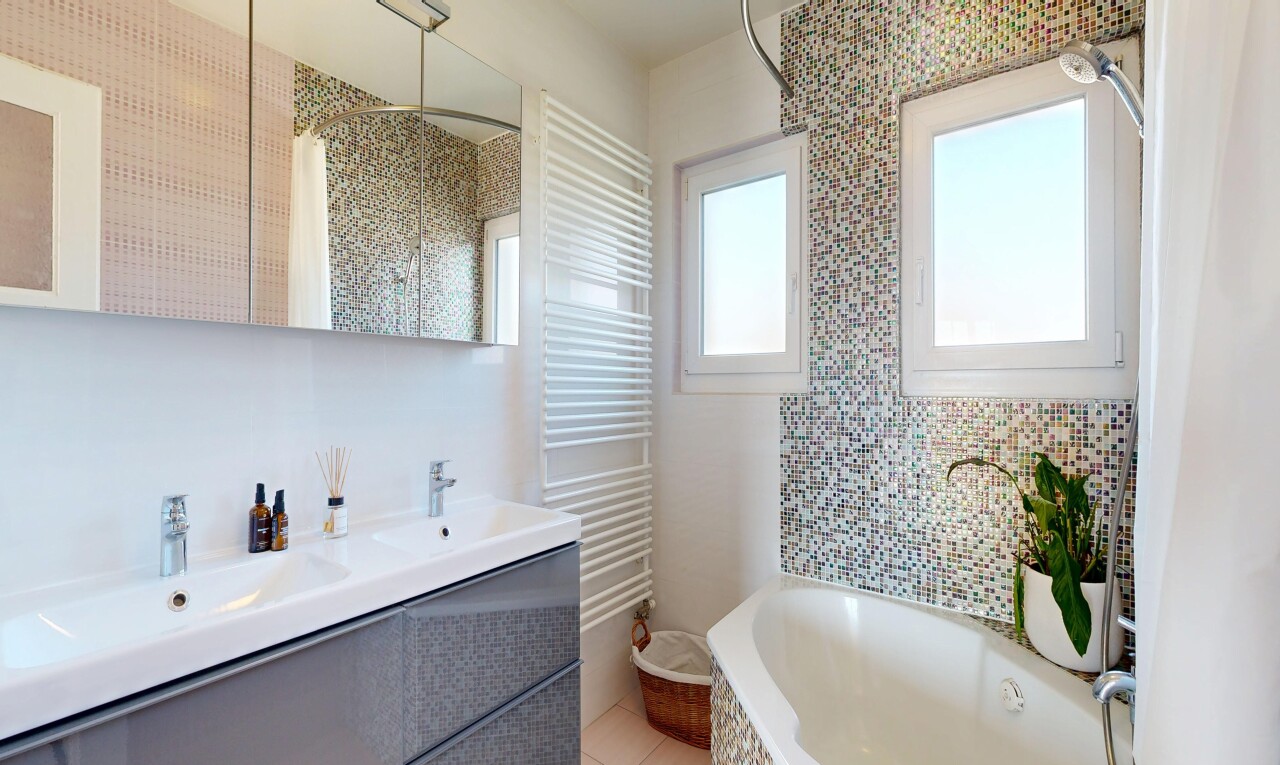 salle de bains avec radiateur, salle de bain complète, double vasque, miroir, et inside property