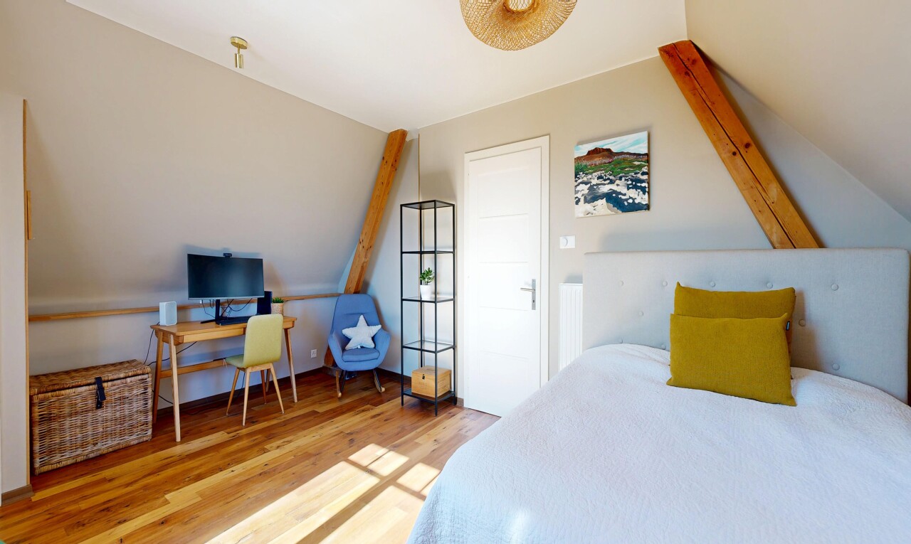 chambre avec pièce supplémentaire, télévision, sol en finition bois, wood finish floor, et inside property