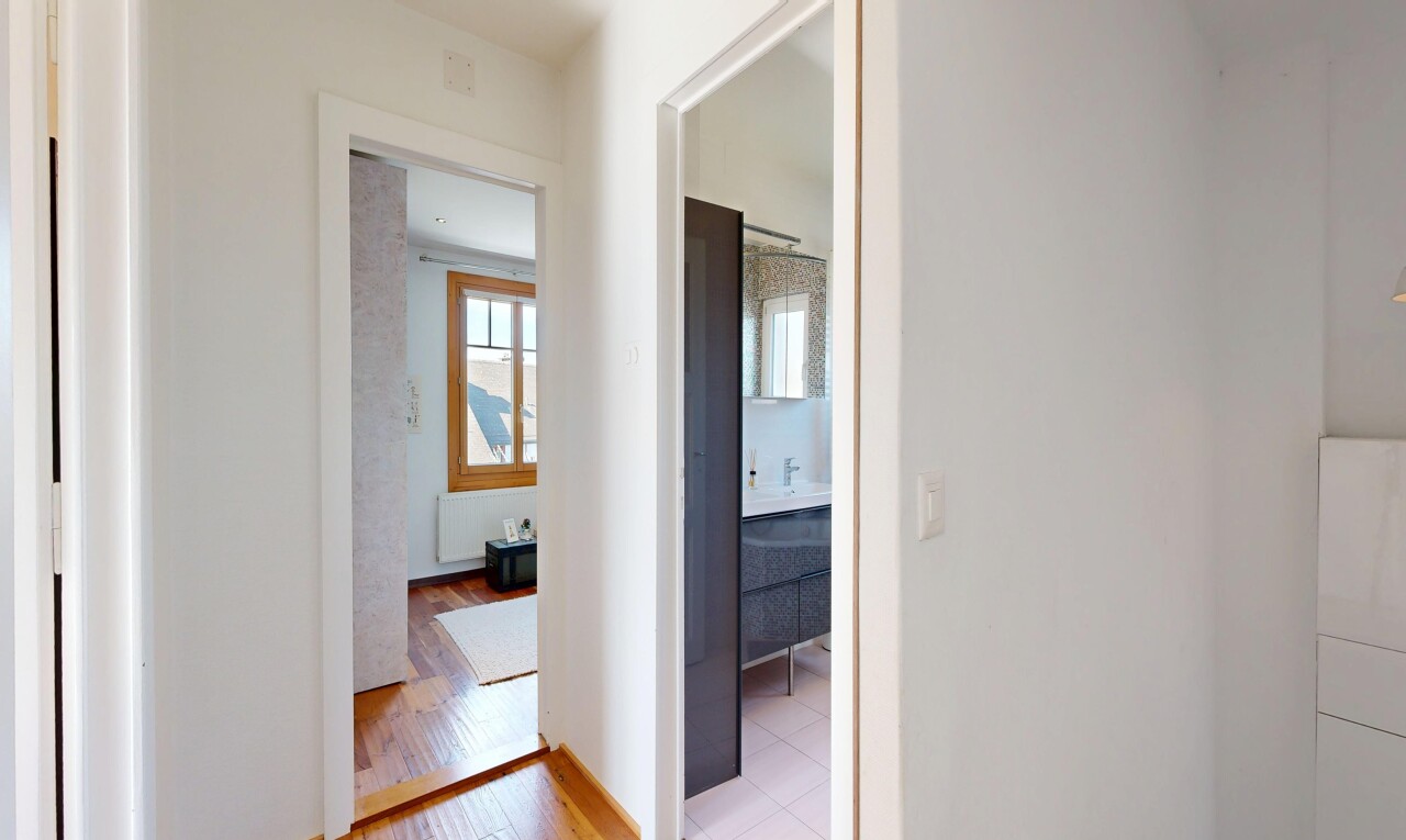 couloir avec cloison sèche, drywall, lumière naturelle, natural light, et light floor