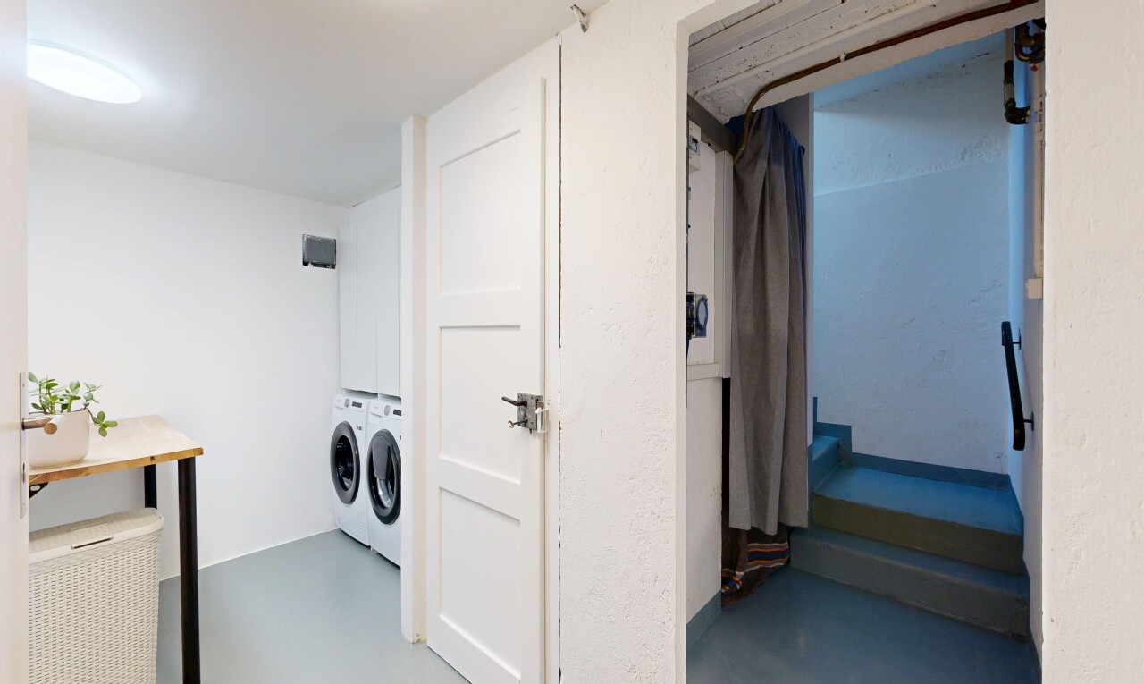 buanderie avec finished concrete floor, concrete floor, sol en béton, buanderie, et lave-linge et sèche-linge séparés