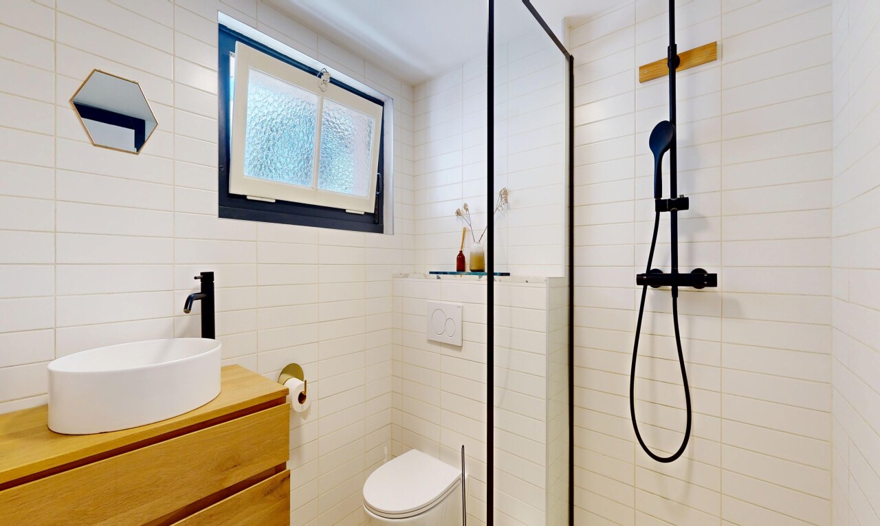 salle de bains avec douche, salle de bain complète, évier, lavabo (ou coiffeuse selon le contexte), et inside property
