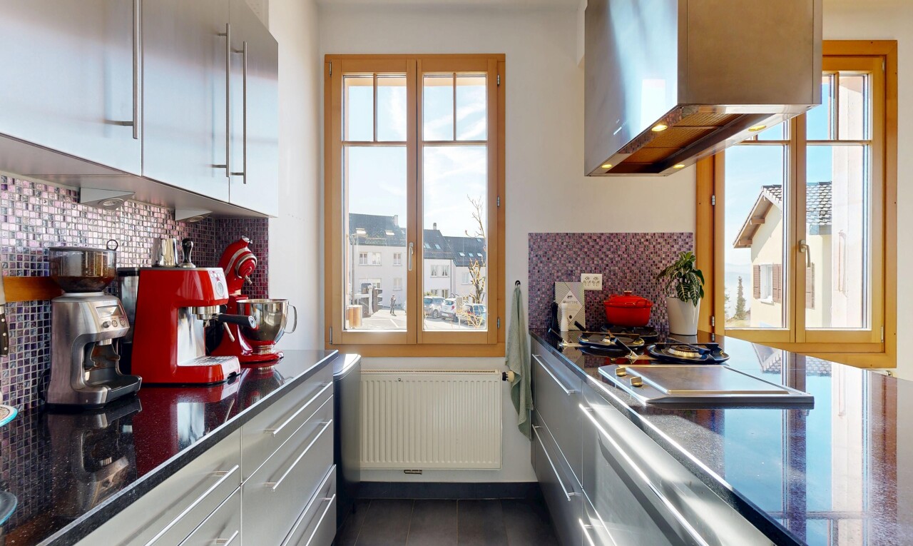 cuisine avec inside property, hotte, radiateur, dosseret, et backsplash