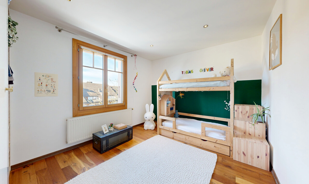 salon avec cloison sèche, drywall, sol en finition bois, wood finish floor, et radiateur