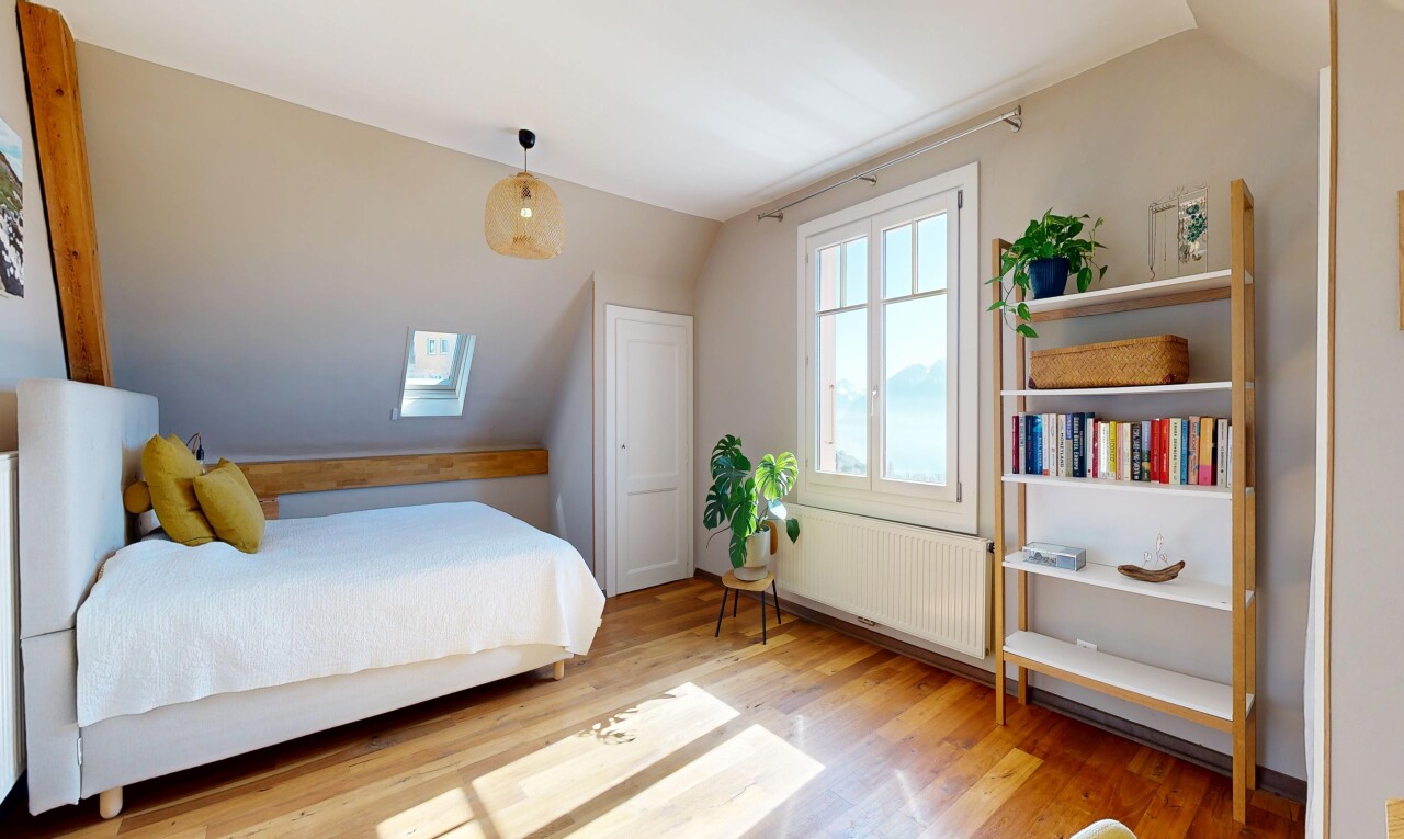 chambre avec vaulted ceiling, plafond voûté, wood finish floor, sol en finition bois, et low ceiling