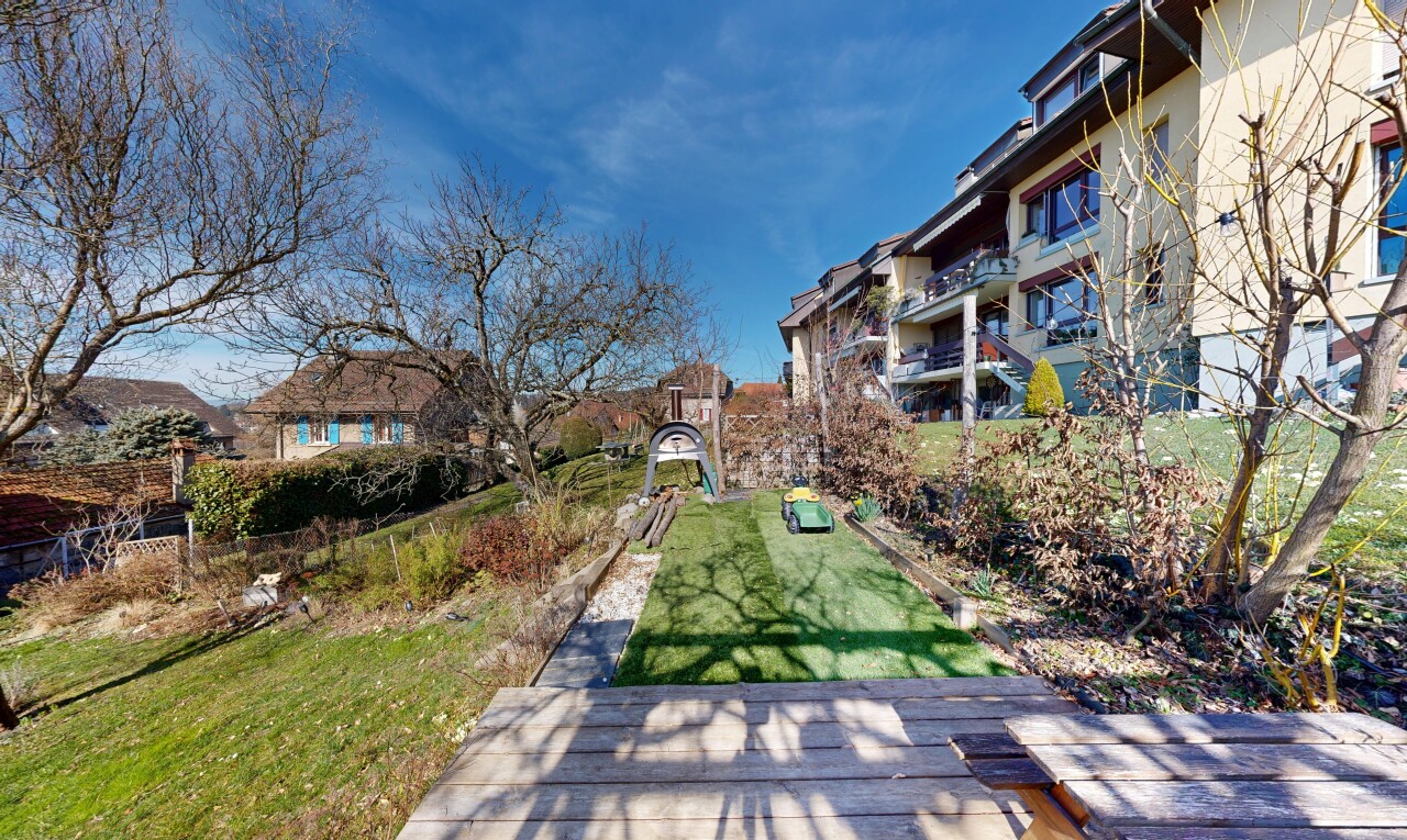 extérieur du bâtiment avec day time, apartment complex view, vue sur le complexe d'appartements, et from community