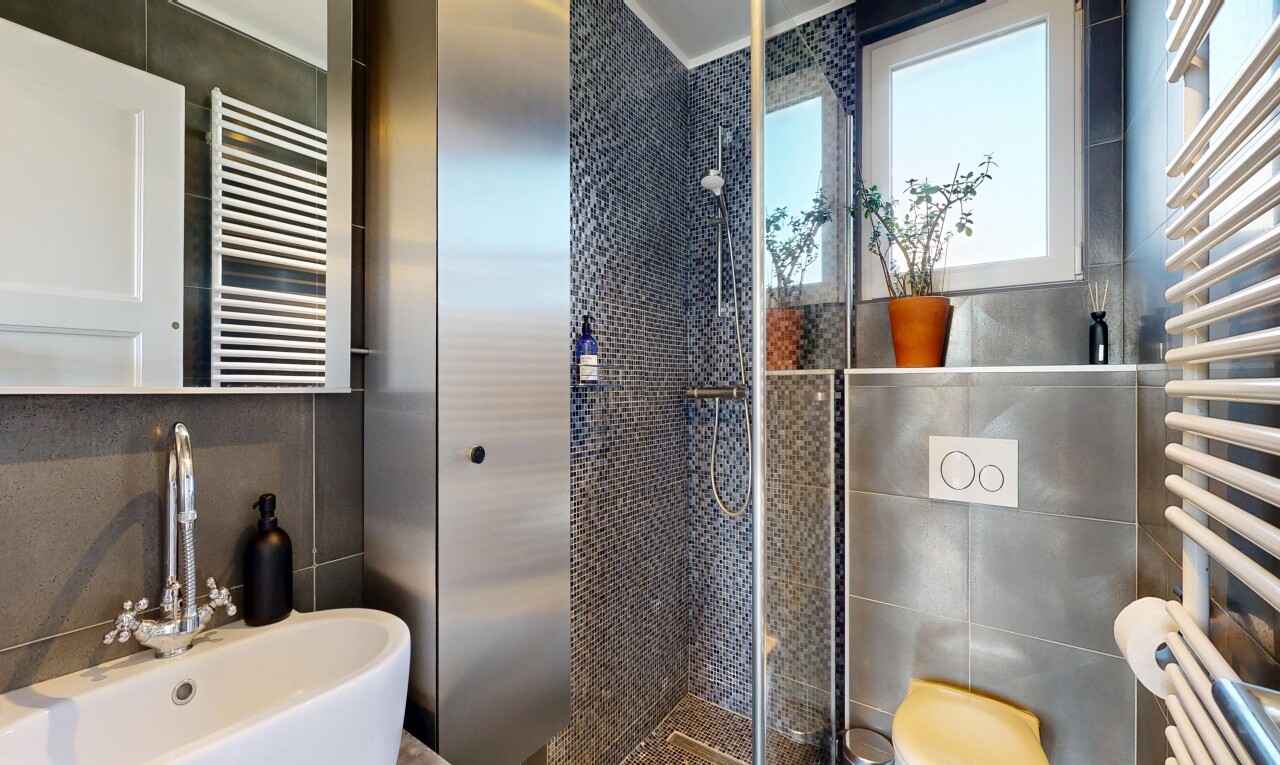 salle de bains avec chauffe-serviettes, salle de bain complète, douche, radiateur, et évier