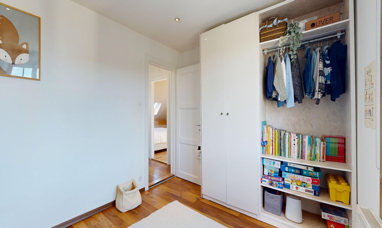 chambre avec wood finish floor, sol en finition bois, inside property, placard, et light floor