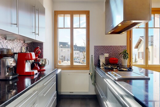 cuisine avec inside property, hotte, radiateur, dosseret, et backsplash