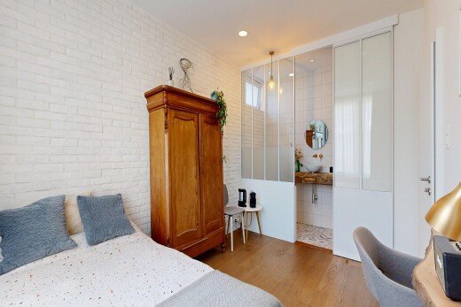 chambre avec sol en finition bois, wood finish floor, éclairage encastré, recessed lighting, et inside property