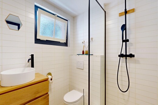 salle de bains avec douche, salle de bain complète, évier, lavabo (ou coiffeuse selon le contexte), et inside property