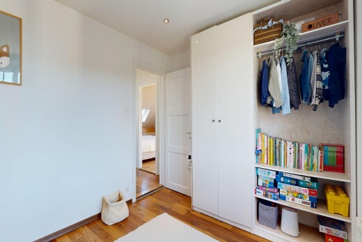 chambre avec wood finish floor, sol en finition bois, inside property, placard, et light floor