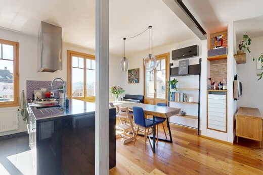 salle à manger avec inside property, radiateur, sol en finition bois, wood finish floor, et cloison sèche