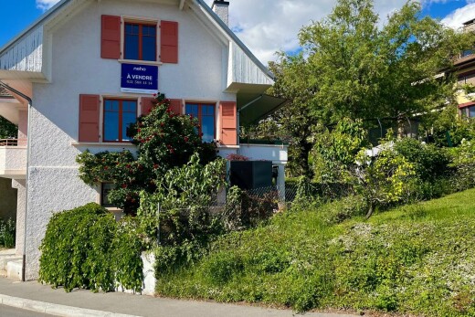 façade avec day time, bardage en stuc, et cheminée