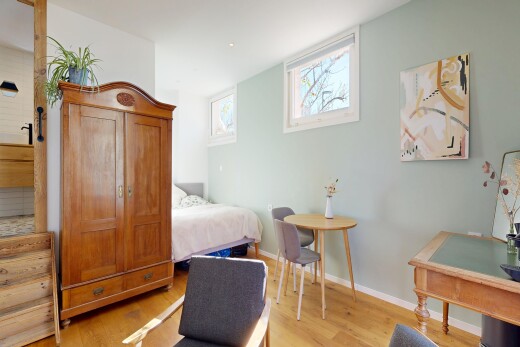 chambre avec cloison sèche, drywall, inside property, sol en finition bois, et wood finish floor