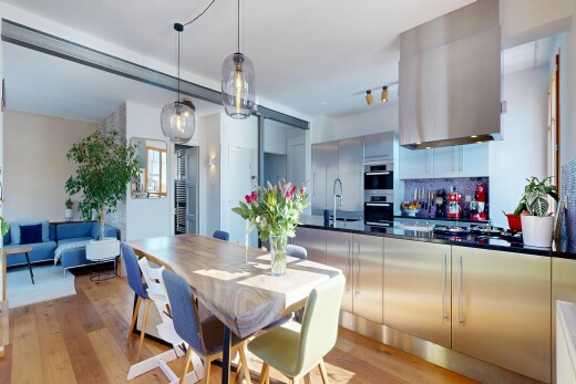 cuisine avec wood finish floor, sol en finition bois, dark countertops, inside property, et drywall
