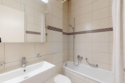 salle de bains avec miroir, mur en carrelage, tile wall, salle de bain complète, et douche-bain combinés