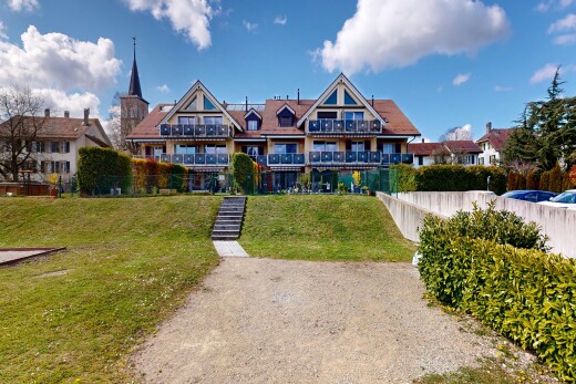 façade avec day time, clôture, from community, et terrain vierge