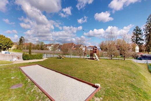 jardin avec park view, day time, pelouse, et boules (bocce)