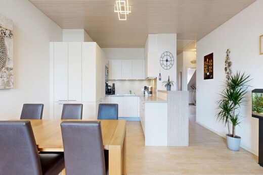 salle à manger avec drywall, cloison sèche, inside property, backsplash, et wood finish floor