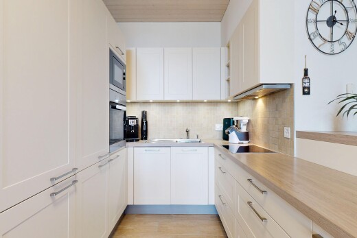 cuisine avec light floor, plans de travail, light countertops, dosseret, et backsplash