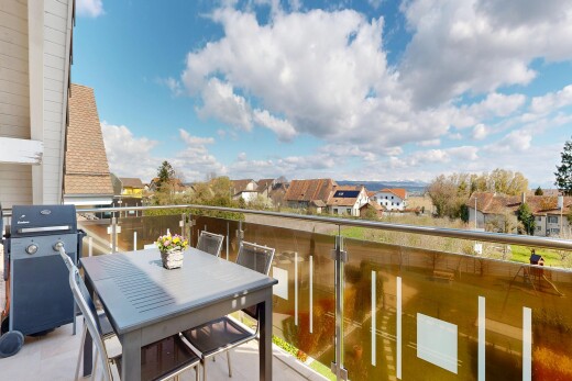 balcon avec from property, vue résidentielle, residential view, gril, et day time