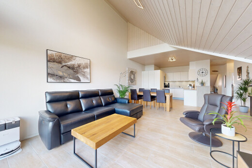 salon / salle à manger avec inside property, full kitchen, light floor, cloison sèche, et drywall