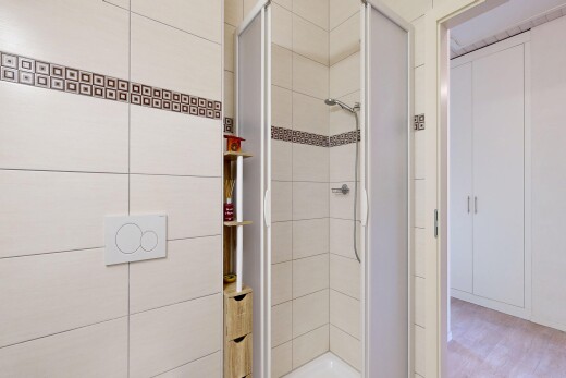 salle de bains avec douche, salle de bain complète, inside property, light floor, et wood finish floor